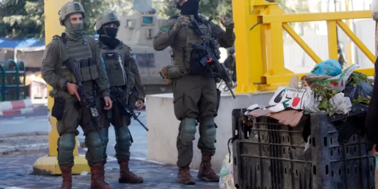 Pasukan Israel melakukan serangan besar-besaran di lingkungan Cebel Cevher di Hebron, Tepi Barat pada 19 Januari 2026. [Mamoun Wazwaz – Anadolu Agency]