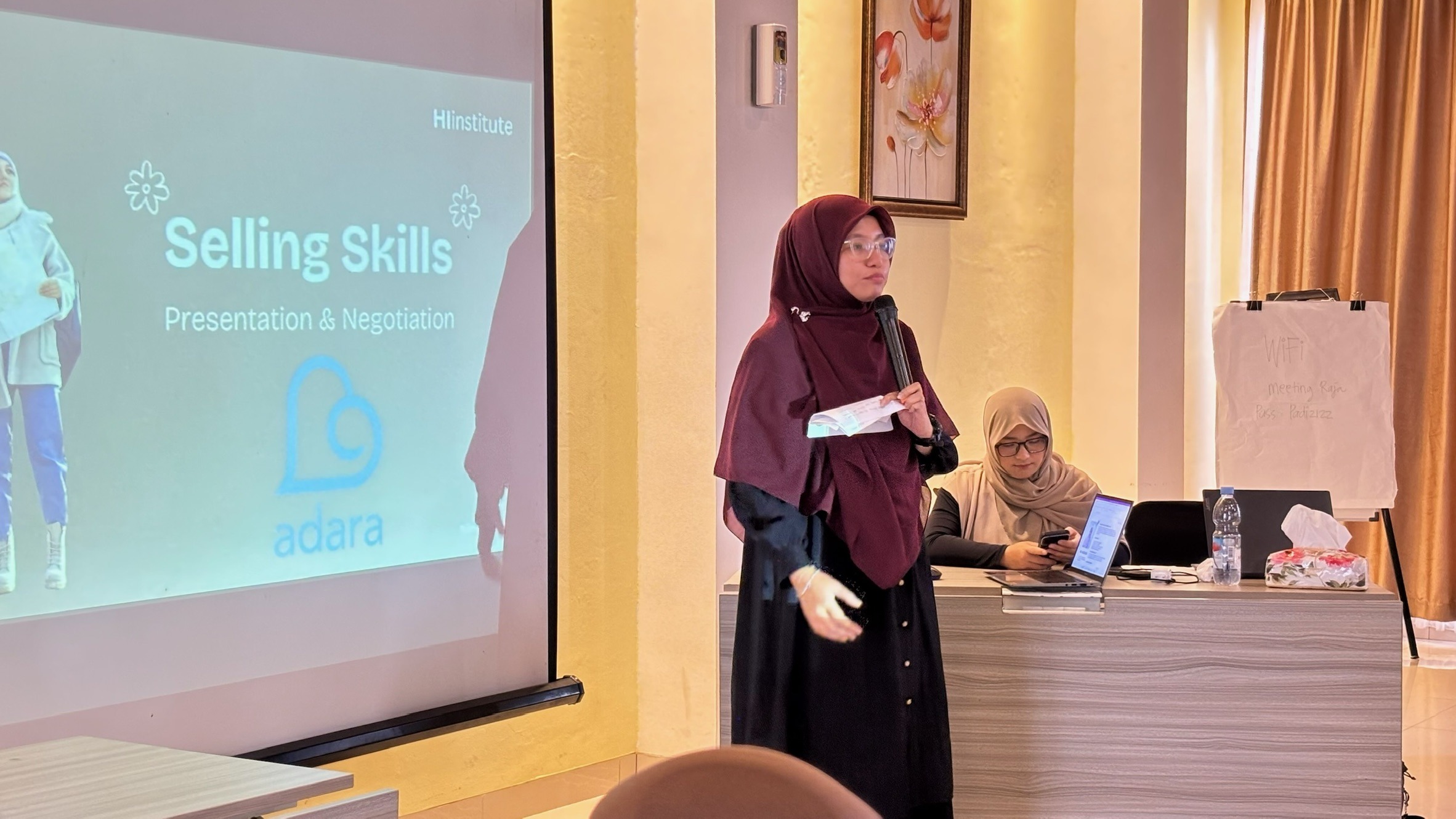 Ira Nurulia memaparkan materi pembekalan bertajuk "Selling Skill: Presentasi & Negosiasi" (17/1).