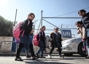 Para siswa berjalan melewati salah satu sekolah Badan Bantuan dan Pekerjaan PBB untuk PBB (UNRWA) di Yerusalem Timur, sementara media lokal melaporkan bahwa pasukan polisi menggerebek beberapa sekolah UNRWA di kota itu dan memberi tahu mereka tentang keputusan untuk menutup dan mengevakuasi sekolah-sekolah tersebut dalam waktu seminggu. Yerusalem, 18 Februari 2025. [Saeed Qaq/NurPhoto via Getty Images] Para siswa berjalan melewati salah satu sekolah Badan Bantuan dan Pekerjaan PBB untuk PBB (UNRWA) di Yerusalem Timur, sementara media lokal melaporkan bahwa pasukan polisi menggerebek beberapa sekolah UNRWA di kota itu dan memberi tahu mereka tentang keputusan untuk menutup dan mengevakuasi sekolah-sekolah tersebut dalam waktu seminggu. Yerusalem, 18 Februari 2025. [Saeed Qaq/NurPhoto via Getty Images]