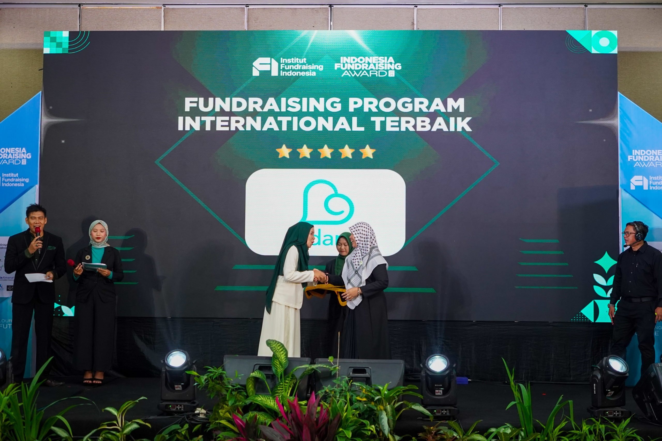 Maryam Rachmayani menerima Penghargaan Fundraising Program International Terbaik di atas panggung IFA 2025.