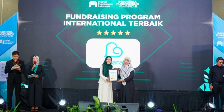 Maryam Rachmayani, Direktur Utama Adara Relief International menerima Penghargaan Fundraising Program International Terbaik pada IFA 2025 (27/1).