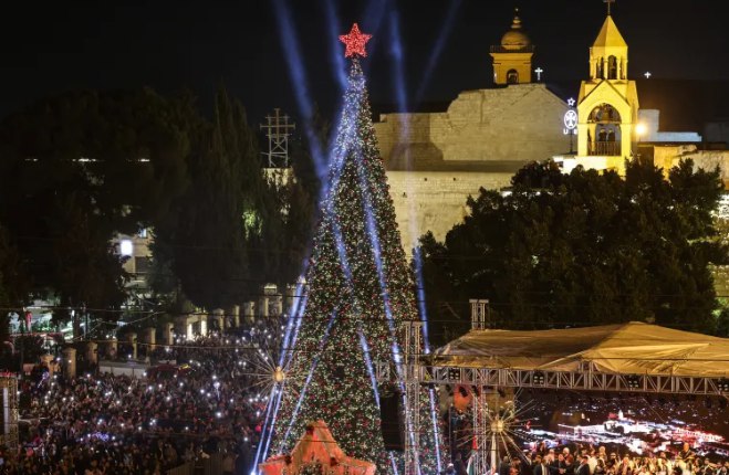 Pohon Natal kembali dinyalakan di Betlehem (Al Jazeera)