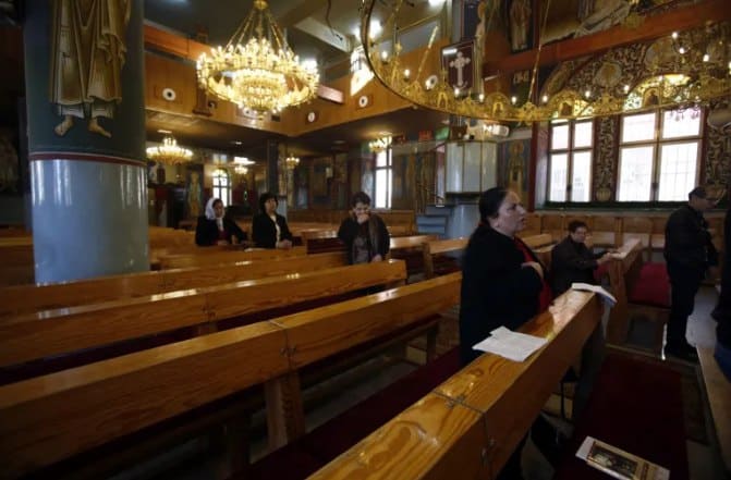 Umat Kristen beribadah di sebuah gereja di Beit Sahour (Al Jazeera)