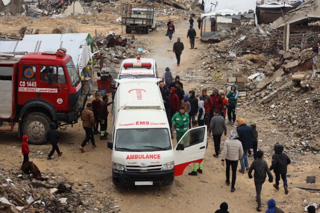 Ambulans mengevakuasi warga dari reruntuhan akibat badai (The Guardian)