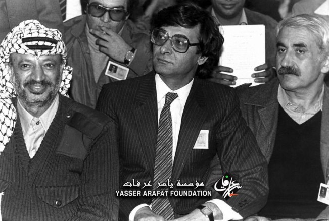 Mahmoud Darwish (tengah), bersama Yasser Arafat (kiri), pimpinan PLO. (Yasser Arafat Foundation)
