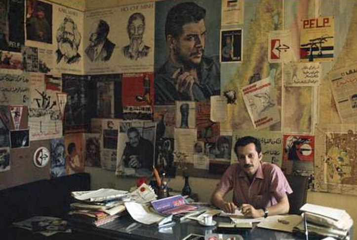 Ghassan Kanafani di kantornya, di Beirut. (The Electronic Intifada)