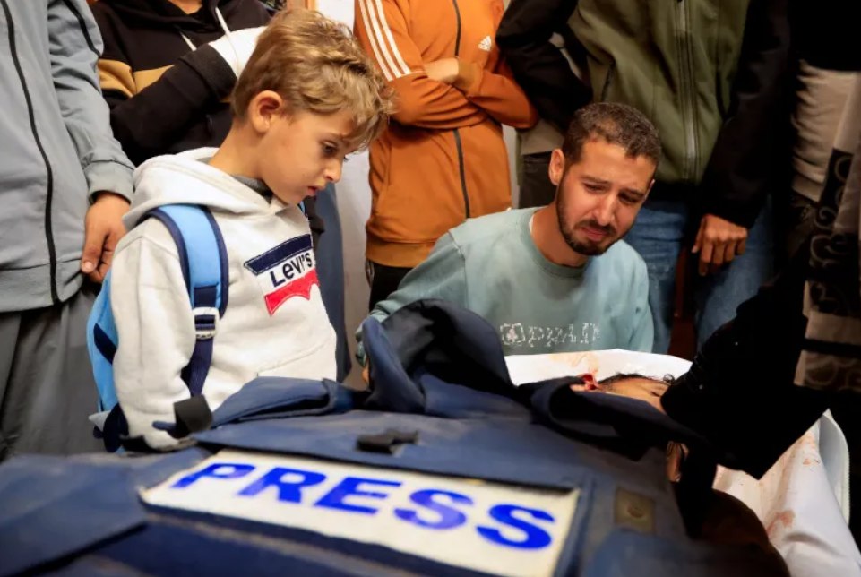 Mahmoud Wadi, jurnalis foto lepas dan operator drone untuk media lokal dan internasional, dibunuh dalam serangan drone Israel saat ia sedang mengoperasikan peralatan jurnalistiknya (2/12). Menurut angka Kantor Media Pemerintah Gaza (GMO), terbunuhnya Wadi menambah jumlah korban jurnalis dalam agresi genosida di Gaza menjadi 257. (Haseeb Alwazeer/ Reuters/ MEMO/Al-Jazeera)