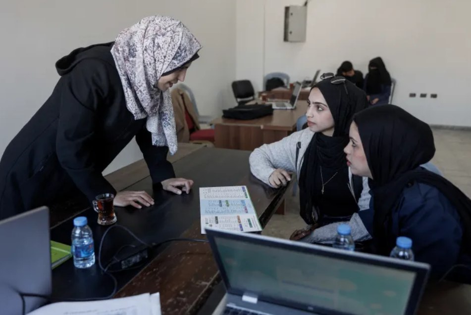 Universitas Islam Gaza telah mengambil langkah penting untuk melanjutkan perkuliahan tatap muka setelah dua tahun terhenti akbat agresi genosida (3/12). Menurut Kantor Media Pemerintah Gaza, 165 lembaga pendidikan hancur akibat serangan Israel, sementara 392 lainnya mengalami kerusakan sebagian, melumpuhkan sektor pendidikan Gaza. (Omar Al-Qattaa/AFP)