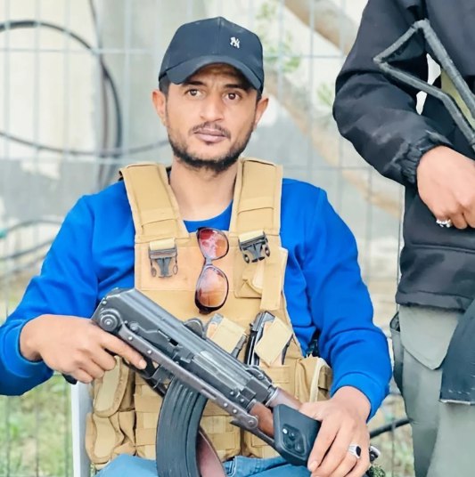 Kolaborator Israel dan pemimpin milisi Yasser Abu Shabab, dilaporkan tewas di Rafah pada Kamis (4/12). Abu Shabab bekerja sama dengan Israel selama dua tahun agresi genosida di Gaza, menjarah bantuan dan membunuh atau menculik warga sipil Palestina serta pejuang kemerdekaan. (CNN/MEE/Anadolu)