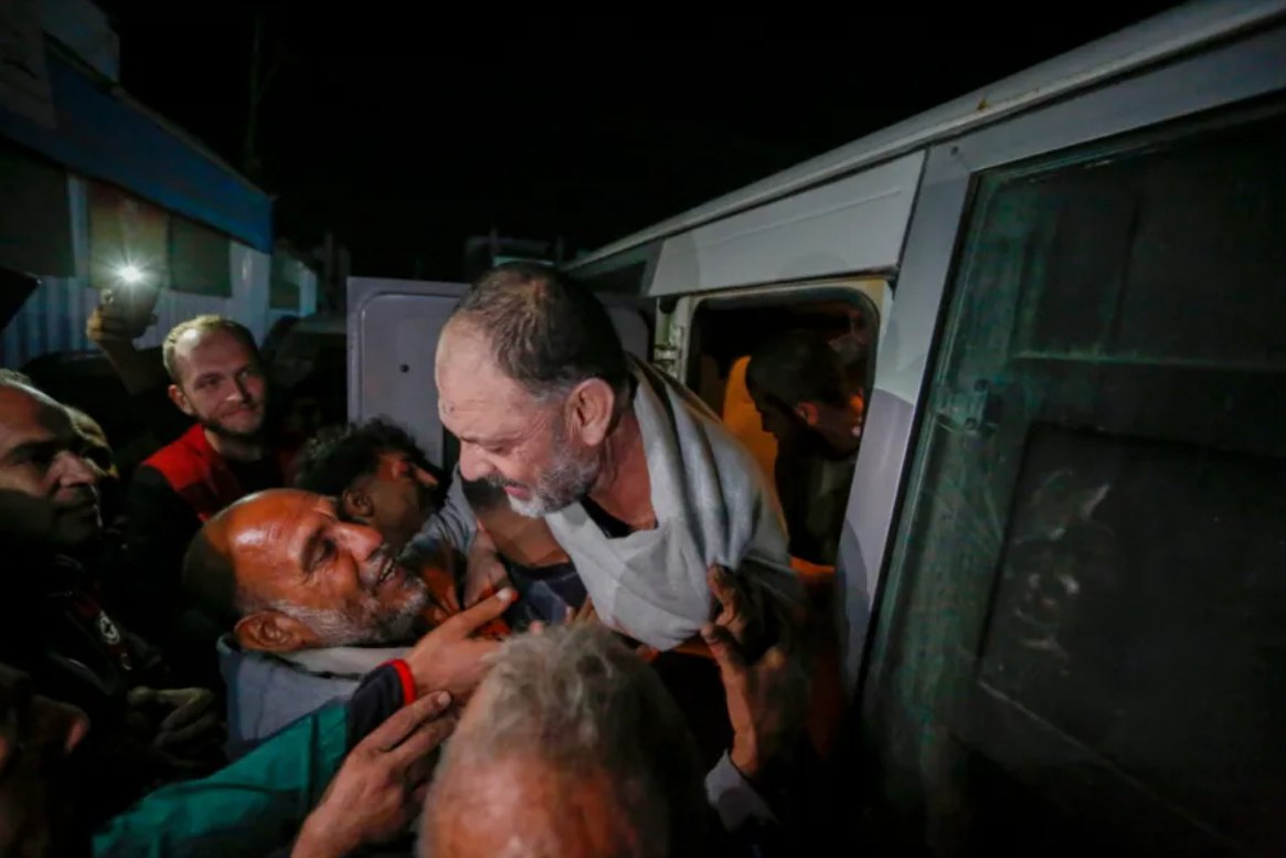 Orang-orang di Gaza menyambut pembebasan warga Palestina yang ditawan selama serangan tentara Israel, untuk dipindahkan ke RS Syuhada Al-Aqsa dan mendapat pemeriksaan medis (7/12). Menurut data Palestina, setidaknya 86 tawanan telah meninggal dalam tahanan Israel sejak Oktober 2023. Namun, kelompok HAM memperkirakan angka tersebut lebih dari 100 selama periode yang sama. (Stringer/Anadolu Agency/MEMO]