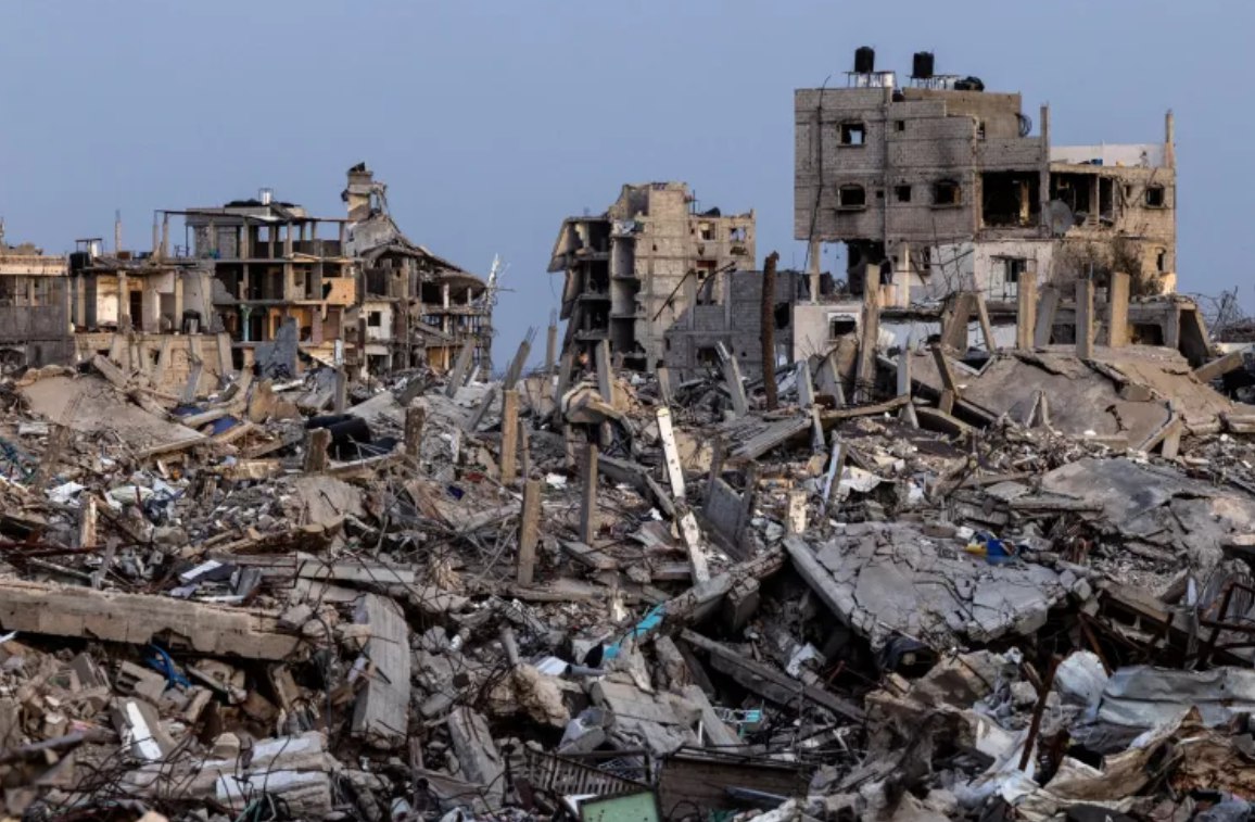 Bangunan-bangunan hancur di tengah reruntuhan di Rafah, Gaza selatan. Hamas mengatakan gencatan senjata tidak dapat dilanjutkan selama Israel terus melanggar perjanjian tersebut (8/12). Setidaknya Israel telah melakukan pelanggaran sebanyak 738 kali sejak perjanjian diberlakukan pada Oktober. (Nir Elias/Reuters)