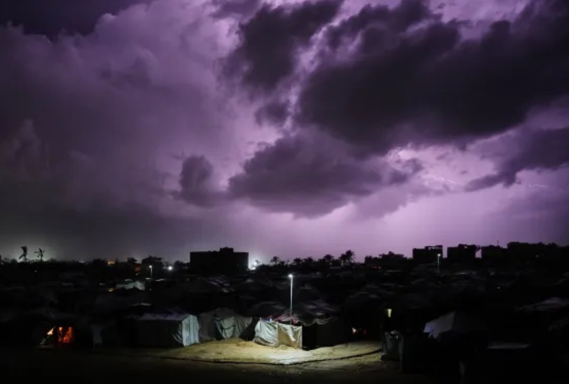 Badai petir terlihat menggantung di atas kamp tenda untuk pengungsi Palestina di az-Zawayda, Jalur Gaza tengah (10/12). Musim dingin menyapa Gaza secara ekstrem di tengah kurangnya tempat perlindungan akibat kehancuran dan blokade Israel yang melarang masuknya caravan dan tenda-tenda penampungan. (Abdel Kareem Hana/AP)