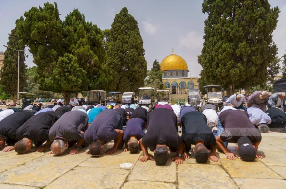 Puluhan ribu jemaah melaksanakan salat Jumat di Masjid Al-Aqsa, setelah berkumpul di sana sejak dini hari, meskipun cuaca dingin dan tindakan militer ketat diberlakukan oleh otoritas pendudukan Israel untuk membatasi akses ke Al-Aqsa (12/12). Pasukan pendudukan dilaporkan menangkap penjaga Masjid Al-Aqsa, Wahbi Makki, di Gerbang al-Magharibah setelah menyerangnya secara fisik. (Sadanews/Palinfo)