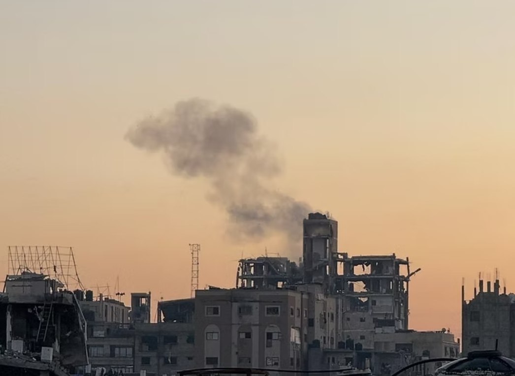 Pesawat tempur Israel melakukan serangan udara yang menargetkan kota Rafah dan wilayah di sebelah timur Khan Younis (14/12). Kapal-kapal angkatan laut Israel juga melepaskan tembakan di perairan lepas pantai al-Qarara, barat laut Khan Younis, yang semakin meningkatkan ketegangan di sepanjang pantai. (WAFA/The Daily File)