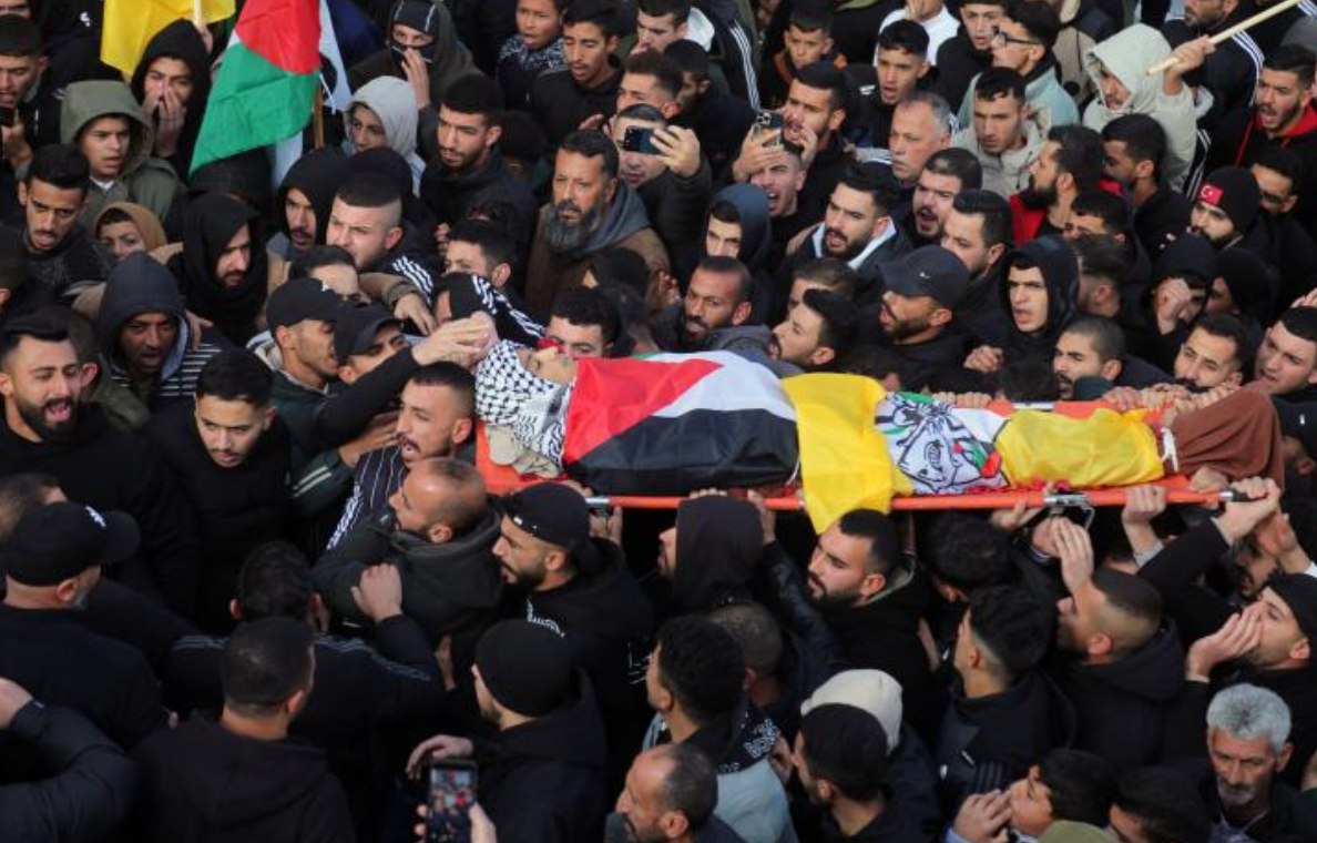 Warga Palestina mengikuti upacara pemakaman Ammar Yasser al Ta'amra yang berusia 16 tahun di Desa Tuqu', Tepi Barat, selatan Betlehem (16/12). Ia dibunuh oleh tentara Israel selama penggerebekan di desa tersebut. (Mosab Shawer/Active Still)