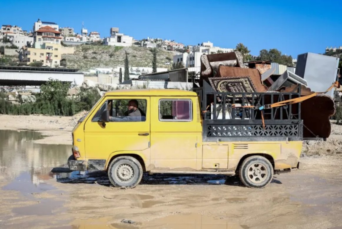 Seorang pria mengendarai pick-up yang sarat dengan perabotan dari kamp pengungsi Nur Shams untuk mengambil barang-barang sebelum militer Israel menghancurkan bangunan tempat tinggal mereka di dekat Tulkarem, Tepi Barat (17/12). Militer Israel menghancurkan blok-blok perumahan di kamp pengungsi Nur Shams, meratakan rumah-rumah yang dihuni sekitar 100 keluarga. (Zain Jaafar/AFP/ Al-Jazeera)