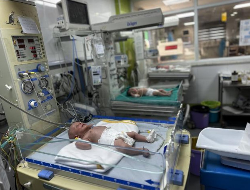 Para dokter dan petugas kesehatan di RS Nasser di Khan Younis merawat sejumlah bayi yang menderita hipotermia (18/12). penduduk Gaza mengalami situasi kemanusiaan yang mengerikan dan diperburuk oleh kondisi musim dingin yang keras. Jumlah kematian di rumah sakit akibat tekanan rendah dan cuaca dingin yang ekstrem di Jalur Gaza telah meningkat menjadi 13 orang. (Doaa Albaz/ ActiveStill)