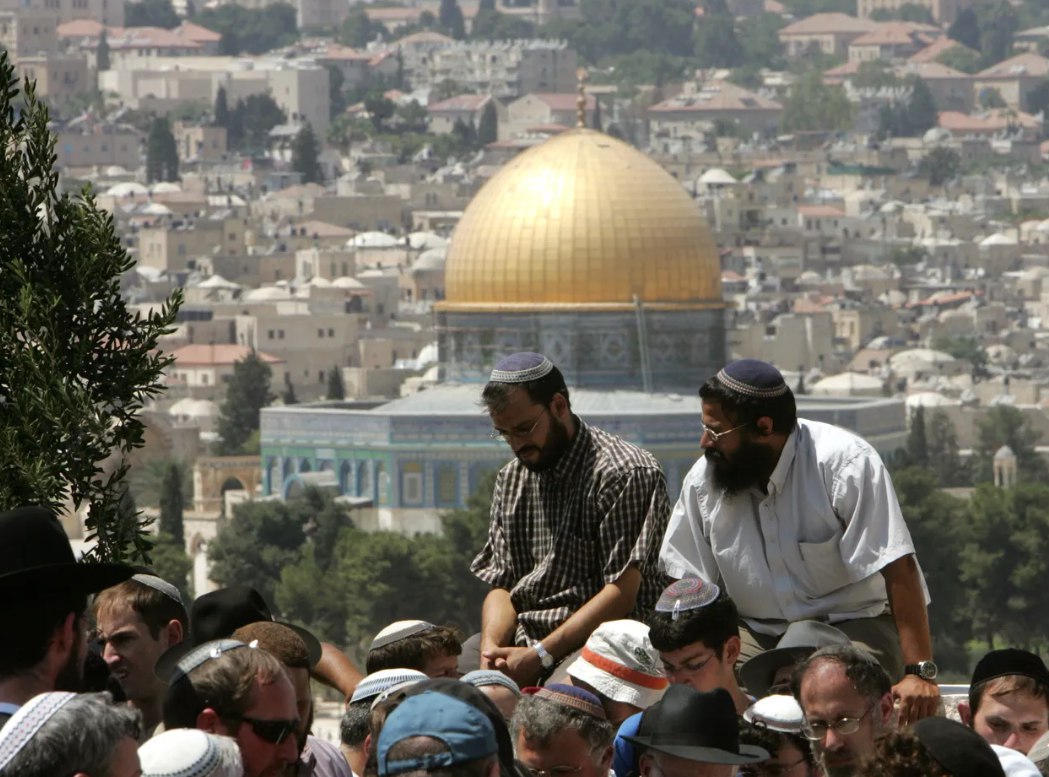 Lebih dari 380 pemukim ilegal Israel menerobos masuk ke Masjid Al-Aqsa untuk merayakan hari raya Hanukkah Yahudi (18/12). Mereka menyerbu Al-Aqsa secara berkelompok di bawah perlindungan polisi pada pagi dan siang hari, serta melakukan ritual Talmudiah. (Sada News/ Silwanic)