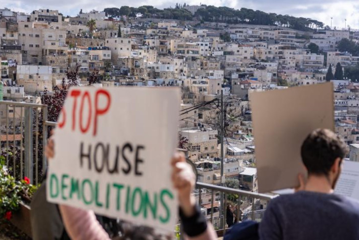 Sekitar 50 aktivis dari kelompok Free Jerusalem menggelar protes di dalam permukiman Israel yang disebut Kota Daud, yang didirikan di lingkungan Silwan, Palestina (19/12). 'Kota Daud' dipasarkan sebagai situs wisata arkeologi Israel, menghapus keberadaan dan sejarah Palestina yang telah lama ada di daerah tersebut, dan menempatkan lebih dari 2.000 orang dalam risiko pengusiran paksa. (Avishay Mohar/ ActiveStill)