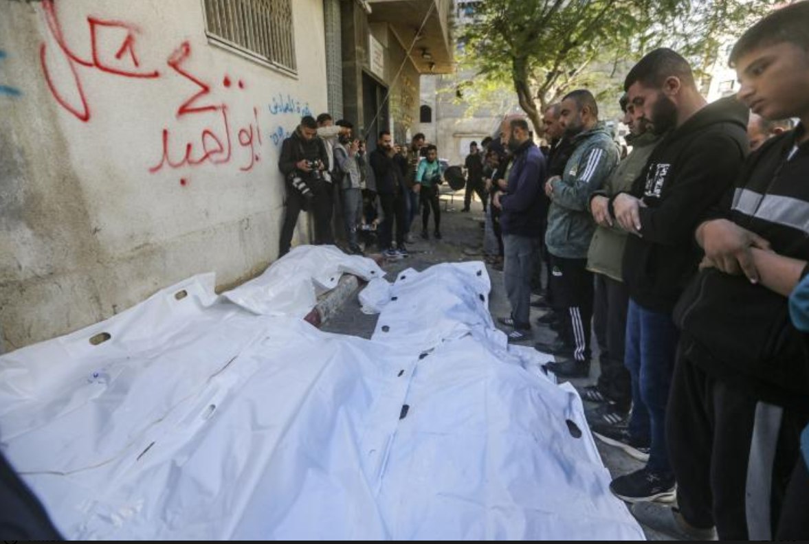 Warga Palestina di RS Al-Shifa Gaza menunaikan salat jenazah bagi enam warga Palestina, termasuk anak-anak (20/12). Mereka terbunuh setelah Israel menyerang sebuah sekolah yang menampung pengungsi di lingkungan Shujayea, sebelah timur Kota Gaza. (Yousef Zaanoun/ ActiveStill)