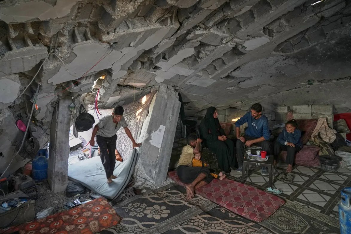 Bangunan-bangunan di Gaza yang dibom Israel menjadi tempat berlindung bagi warga Palestina yang berusaha menemukan ketahanan di setiap sudut kediaman mereka yang rusak (23/12). Meski demikian, rapuhnya bangunan meningkatkan kekhawatiran runtuh sewaktu-waktu, terutama akibat serangan Israel yang terus berlanjut serta derasnya hujan dan kencangnya angin pada musim dingin. (Jehad Alshrafi/AP Photos)