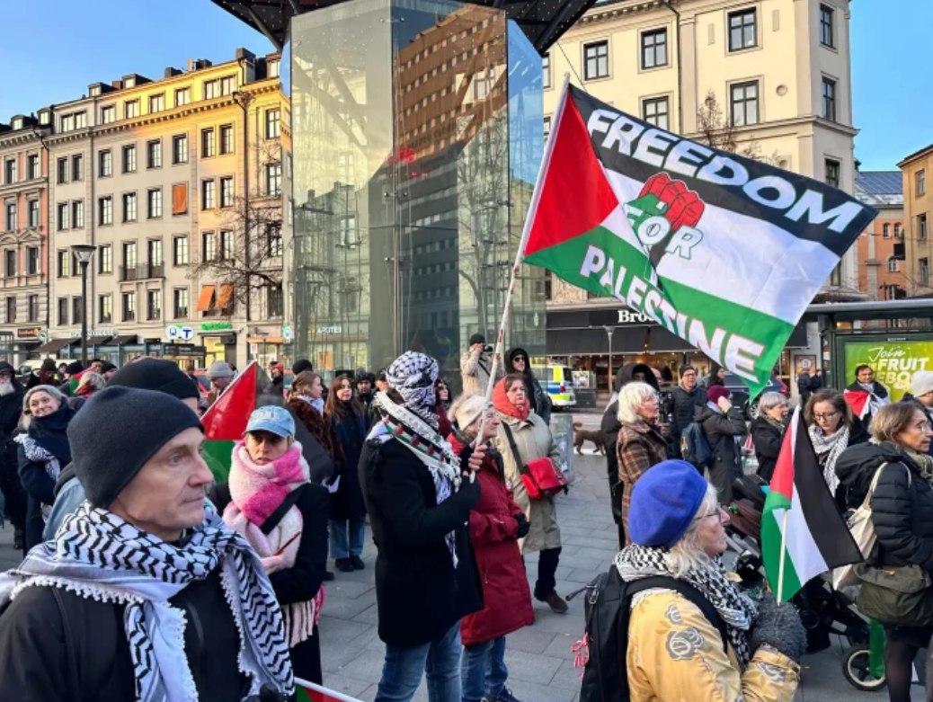 Ratusan demonstran berkumpul di Ibu Kota Swedia untuk menentang rencana Israel yang hendak mencaplok sebagian wilayah Tepi Barat yang diduduki dan mengecam tindakan Israel yang melanggar perjanjian gencatan senjata di Gaza (23/12). Protes tersebut berlangsung di Lapangan Odenplan dan berlanjut ke Parlemen Swedia. (Radiance News/ Yeni Safak/ MEMO)