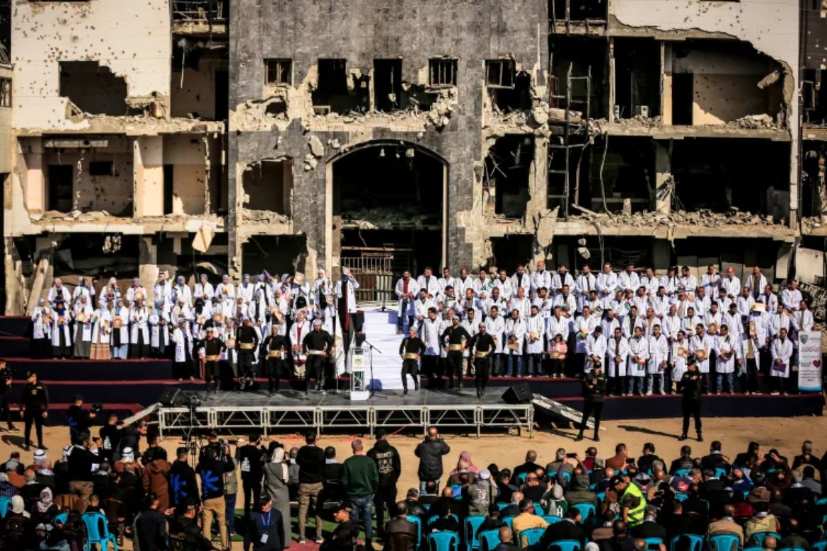 Para dokter menghadiri upacara wisuda di RS Al-Shifa, untuk menghormati 168 dokter yang menerima sertifikat spesialis (25/12). Ini adalah tindakan simbolis dari keteguhan “Pelayan Kemanusiaan", yang berusaha menyelesaikan sertifikasi mereka dalam keadaan luar biasa setelah dua tahun agresi genosida Israel. (Saeed Jaras/ Anadolu/ Palinfo]