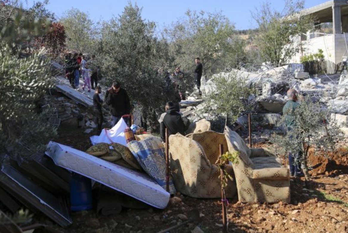 Warga Palestina memeriksa reruntuhan rumah dua lantai milik Saleh Salah, yang terletak di Area C, di Desa Al-Khader dekat Bethlehem, Tepi Barat, setelah dihancurkan sebelumnya oleh pasukan Israel (25/12). Bangunan itu merupakan rumah bagi 15 warga Palestina, termasuk anak-anak, dan dihancurkan dengan dalih membangun tanpa izin. (Mosab Shawer/ ActiveStill)