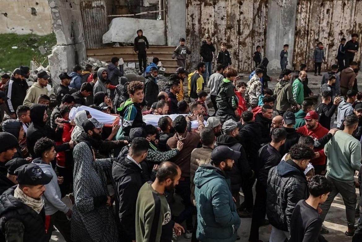 Penduduk Gaza mengusung jenazah nelayan Palestina Mohammad Adnan Bakr, yang tenggelam setelah perahunya terbalik saat dikejar oleh kapal angkatan laut Israel di lepas pantai Kota Gaza (30/12). Saksi mata mengatakan insiden itu terjadi di dalam zona penangkapan ikan yang dikontrol ketat di Gaza. Tentara Israel telah membunuh lebih dari 71.200 orang, sebagian besar perempuan dan anak-anak, dan melukai lebih dari 171.200 lainnya. (QNN/ The Daily Life)