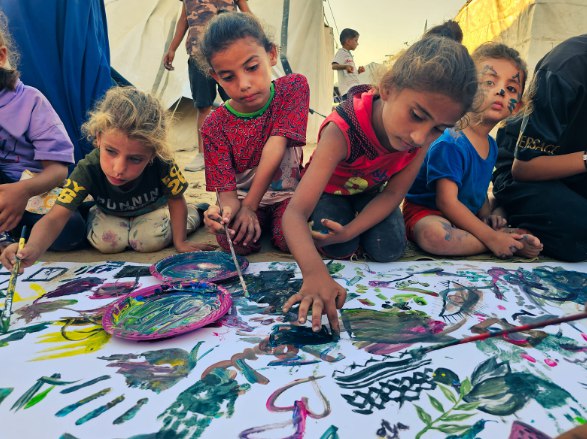 Potret anak-anak Gaza yang melukis bersama seniman Dorgham Qreaiqea sebelum ia syahid (+972 Magazine)
