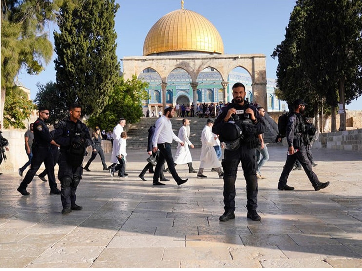 ara pemukim menyerbu kompleks Masjid Al-Aqsa di Yerusalem yang diduduki pada hari Minggu di bawah perlindungan pasukan pendudukan Israel.