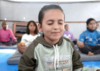 Guru Palestina Berupaya Pulihkan Trauma Anak-Anak Gaza dengan Yoga