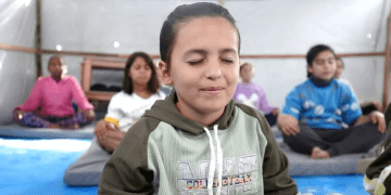 Guru Palestina Berupaya Pulihkan Trauma Anak-Anak Gaza dengan Yoga