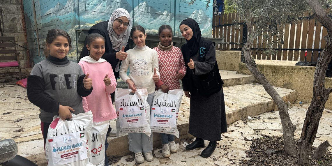 Pakaian Hangat untuk 275 Anak Palestina di Ramallah