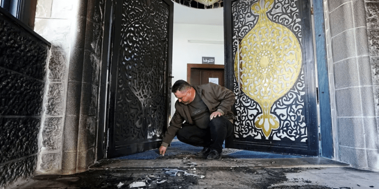 Pemukim Israel Merusak dan Membakar Masjid di Tepi Barat