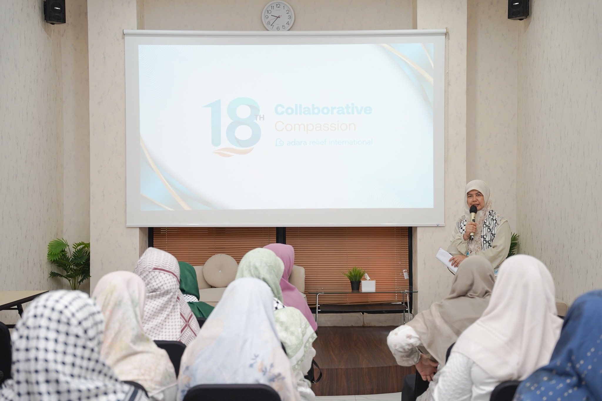 Maryam Rachmayani, Direktur Utama Adara Relief International menyampaikan sambutan pada Milad ke-18 Adara