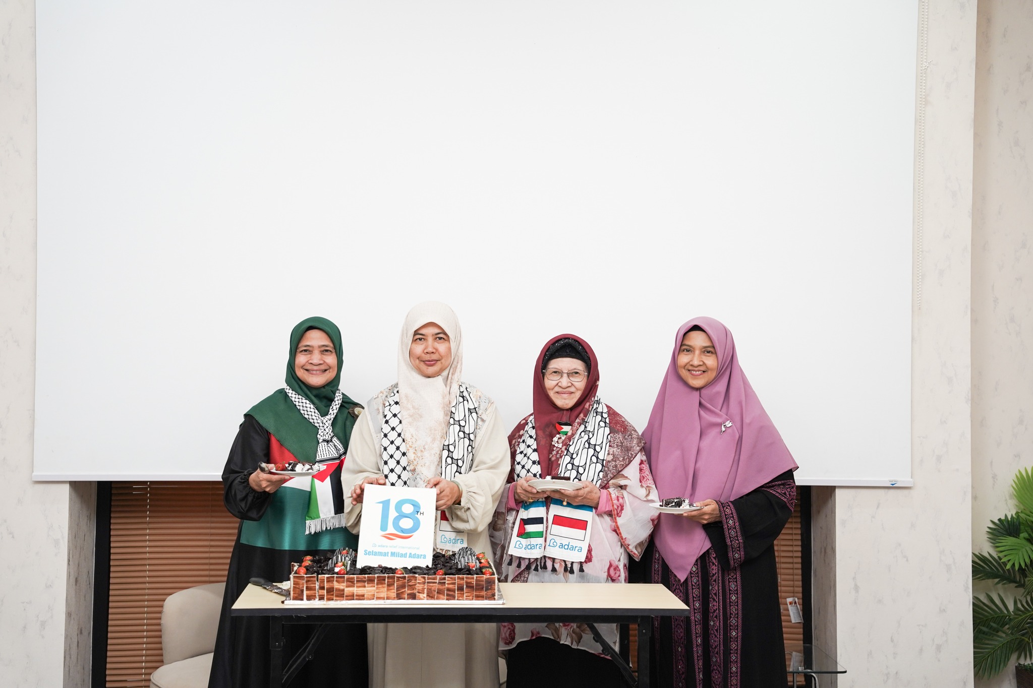 Sesi penyerahan kue di jajaran pimpinan Yayasan Adara Relief International.