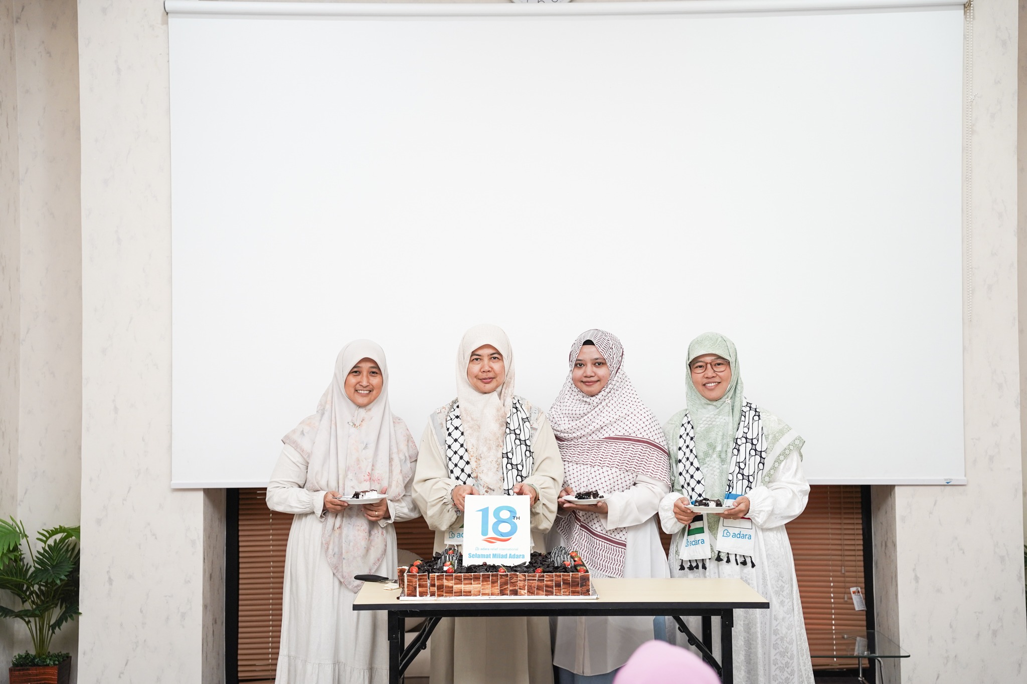 Sesi penyerahan kue di jajaran pimpinan Adara Charity.