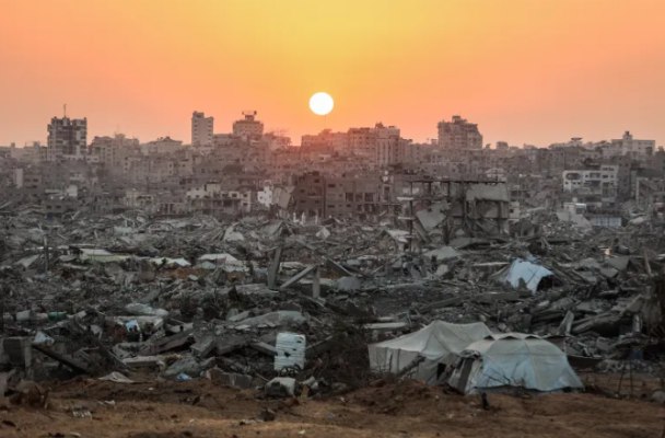 Matahari terbenam di tengah kerusakan di Jabalia, Jalur Gaza (Al Jazeera)