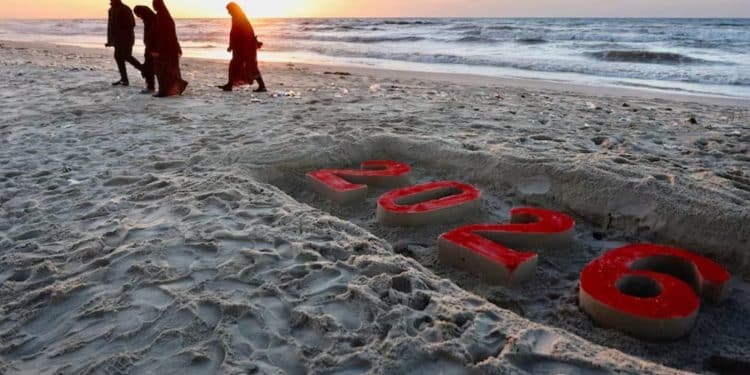 Palestina dalam Gambar, Januari 2026 Gaza memasuki tahun baru dengan terpaan keras musim dingin yang menghantam tenda-tenda pengungsian di tepi pantai (1/1). Jalanan masih dipenuhi puing-puing dan situasi keluarga selamanya berubah karena kehilangan. Namun, di tengah kehancuran dan penderitaan yang ditimbulkan oleh dua tahun genosida, warga Gaza menolak untuk menyerah pada kehidupan. (AFP/ The National)