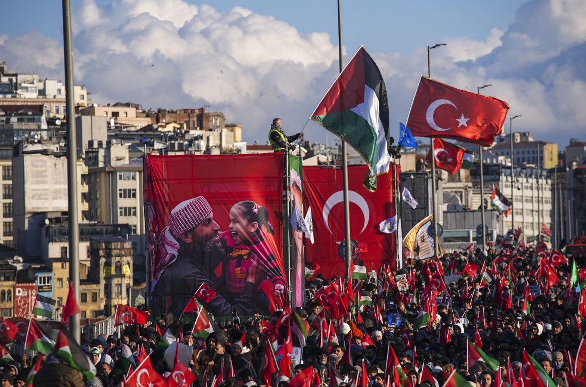 Aksi unjuk rasa "Kami Tidak Akan Diam, Kami Tidak Akan Melupakan Palestina", digelar pada awal tahun di Istanbul (1/1). Ribuan demonstran berkumpul sebelum subuh di masjid-masjid terkemuka Istanbul termasuk Masjid Agung Hagia Sophia, Sultanahmet, Fatih, Suleymaniye, dan Masjid Baru Eminonu, untuk kemudian melakukan pawai dan menyerukan diakhirinya genosida di Gaza. (Muhammed Ali Yigit/ Anadolu)