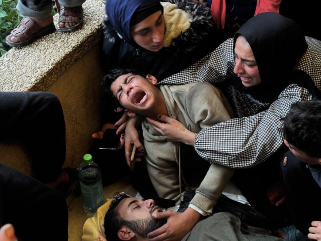 Seorang anak meratapi jenazah kakaknya, Ahmed Hossam Zeidan Naim, di Kompleks Medis Nasser, setelah ia dibunuh oleh pasukan Israel di selatan Khan Yunis, Jalur Gaza, meskipun ada 'gencatan senjata' (2/1). Hal ini terjadi ketika rakyat Jalur Gaza menanggung kondisi kemanusiaan yang keras, dan pada saat dunia merayakan tahun baru, meninggalkan Gaza sendirian untuk menanggung akibat dari terus berlanjutnya kebungkaman internasional. (Doaa Albaz/ActiveStill)