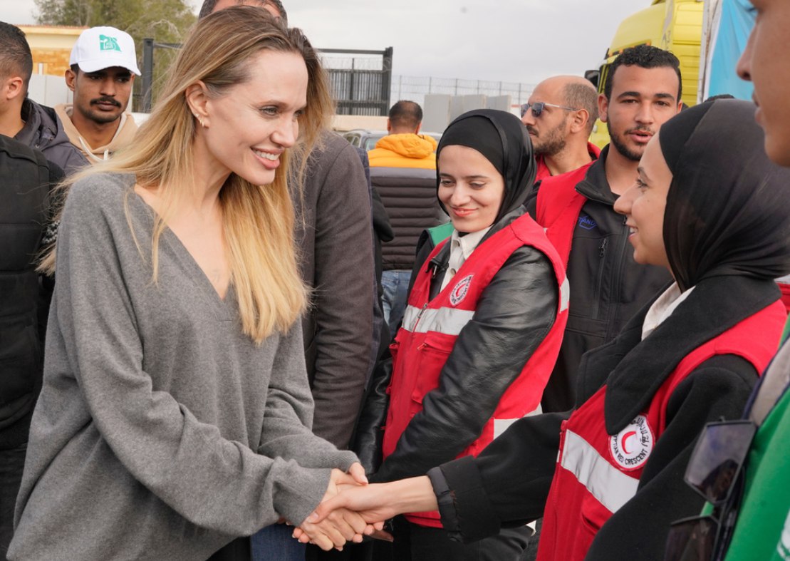Angelina Jolie, aktris dan mantan utusan khusus untuk Badan Pengungsi PBB, mengunjungi Penyeberangan Rafah sebagai bagian dari perjalanan kemanusiaan ke Mesir (2/1). Ia berharap agar lembaga kemanusiaan terus bekerja keras melawan pembatasan dalam mengirimkan bantuan yang diperlukan Gaza, yang berkali-kali ditolak Israel untuk memasuki Gaza. (Mohammad Arafat/ AP News/ MEE/ CNN)