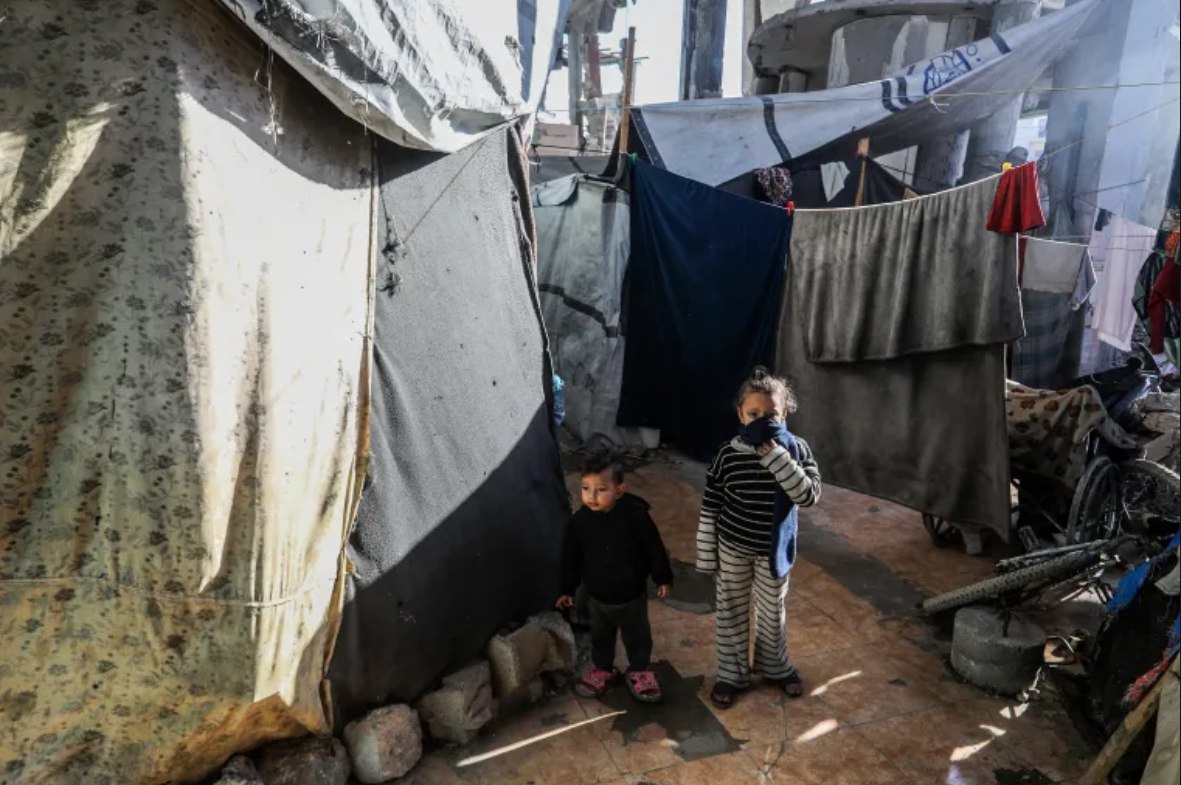 Warga Palestina yang rumahnya hancur akibat perang genosida Israel terpaksa berlindung di tempat-tempat darurat seperti Masjid Furkan di Khan Younis, Gaza, di tengah musim dingin yang semakin memperparah penderitaan (3/1). Hampir 80 persen bangunan di Jalur Gaza rusak atau hancur, menyebabkan sekitar 1,5 juta dari 2,2 juta penduduk kehilangan tempat tinggal dan hidup berjejalan di kamp-kamp pengungsian dengan tenda-tenda rusak, lumpur, serta minim sumber daya. (Abed Rahim Khatib/ Anadolu)