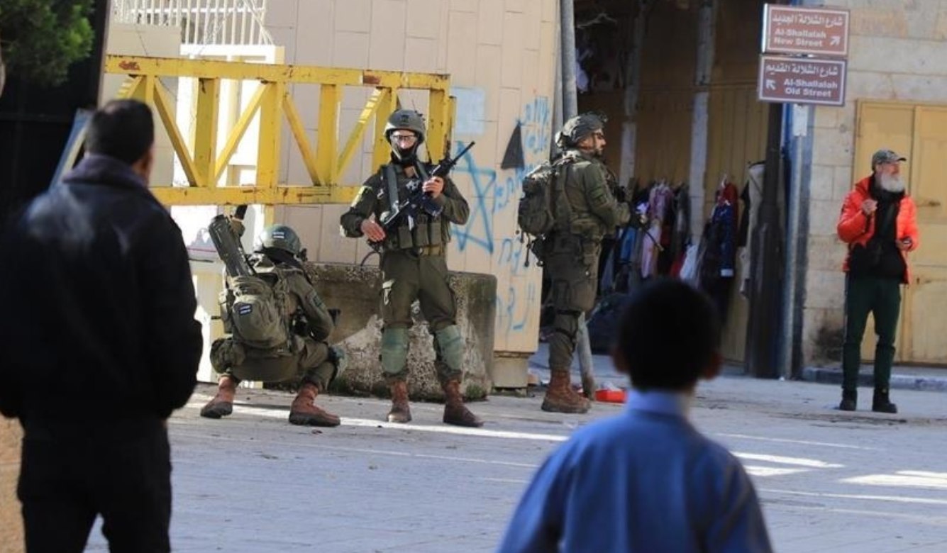 Belasan orang terluka setelah tentara Israel melepaskan tembakan dengan peluru tajam, granat suara, dan gas air mata di Universitas Birzeit, Tepi Barat yang diduduki, saat para mahasiswa duduk di ruang kelas dan beraktivitas di kampus (6/1). Universitas Birzeit mengatakan serangan itu "merupakan pelanggaran yang mencolok dan disengaja terhadap universitas dan lembaga pendidikan." (WAFA/ Anadolu/ Al Jazeera)