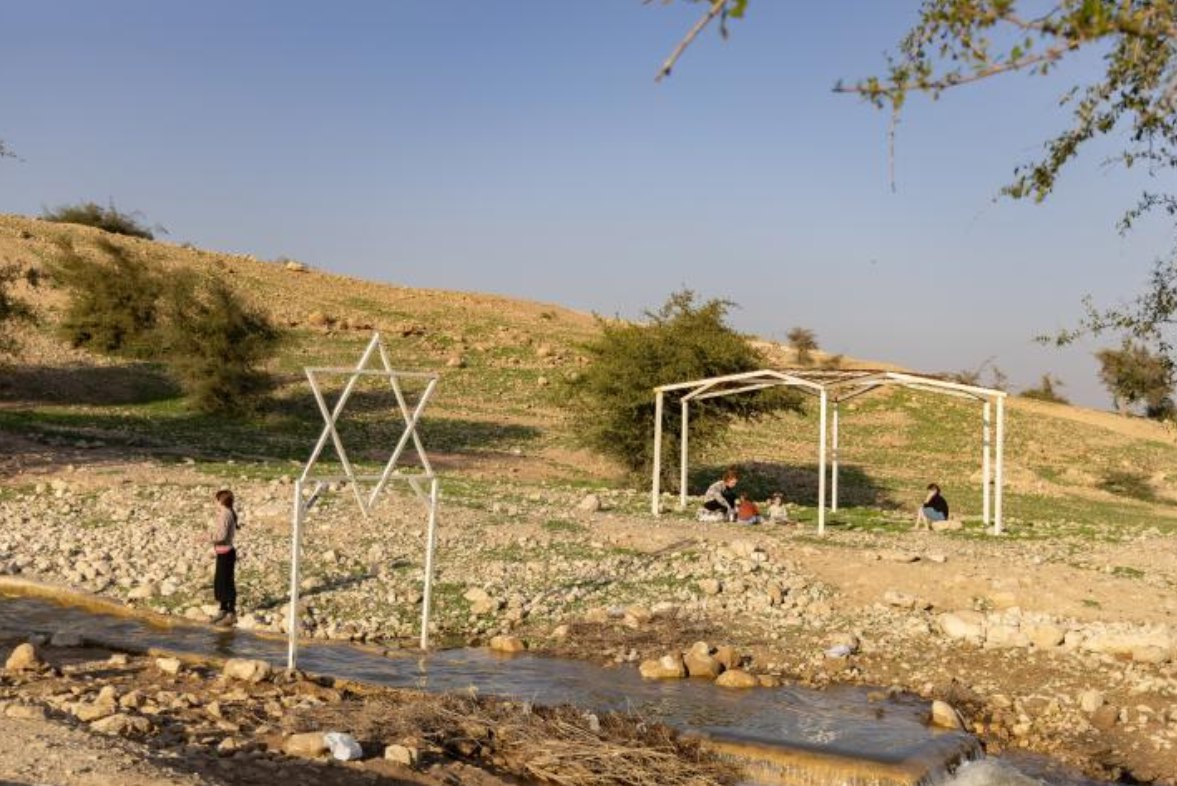 Pemukim kolonial Israel mendirikan pos terdepan baru, hanya beberapa puluh meter dari rumah-rumah penduduk Palestina di Ras Ein Al-Auja, Lembah Yordania, Tepi Barat (7/1). Warga Palestina semakin terdesak menuju pengusiran paksa karena serbuan para pemukim merusak fondasi kehidupan warga Palestina di sana dengan merampas sumber air dan membawa hewan ternak setiap hari, sehingga mencegah warga Palestina menggembalakan domba mereka. (Wahaj Bani Moufleh/ ActiveStill/ 972Mag)