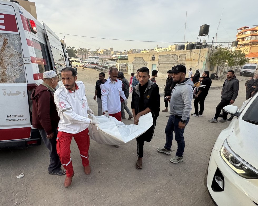Serangan drone Israel membunuh sedikitnya 14 warga Palestina, termasuk lima anak, setelah menargetkan sebuah tenda yang menampung warga sipil di utara Khan Younis (8/1). Setidaknya 425 warga Palestina telah terbunuh dan 1.206 lainnya terluka dalam serangan Israel sejak diberlakukannya gencatan senjata pada 11 Oktober. (Anadolu/ The Guardian/ Al Jazeera)