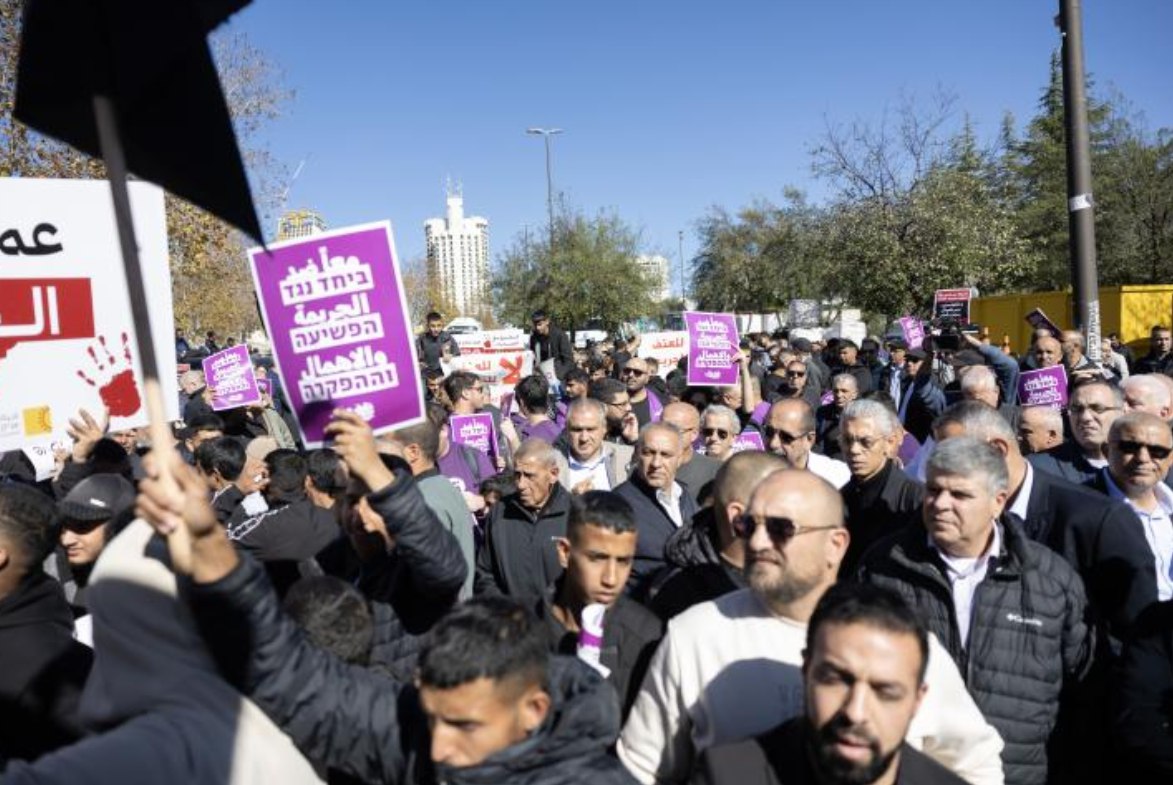 Ratusan warga Badui dari wilayah Naqab dan Desa Tarabeen a-Sane’, bersama dengan para aktivis solidaritas, berunjuk rasa di Al-Quds, di luar kantor pemerintah Israel (11/1). Mereka menyerukan diakhirinya kekerasan Israel terhadap warga Badui Palestina di Naqab. Mereka membawa spanduk bertuliskan ‘Kekerasan tidak hanya membunuh seorang individu, tetapi juga membunuh seluruh masyarakat’. (Avishay Mohar/ ActiveStill/ 972Magz)