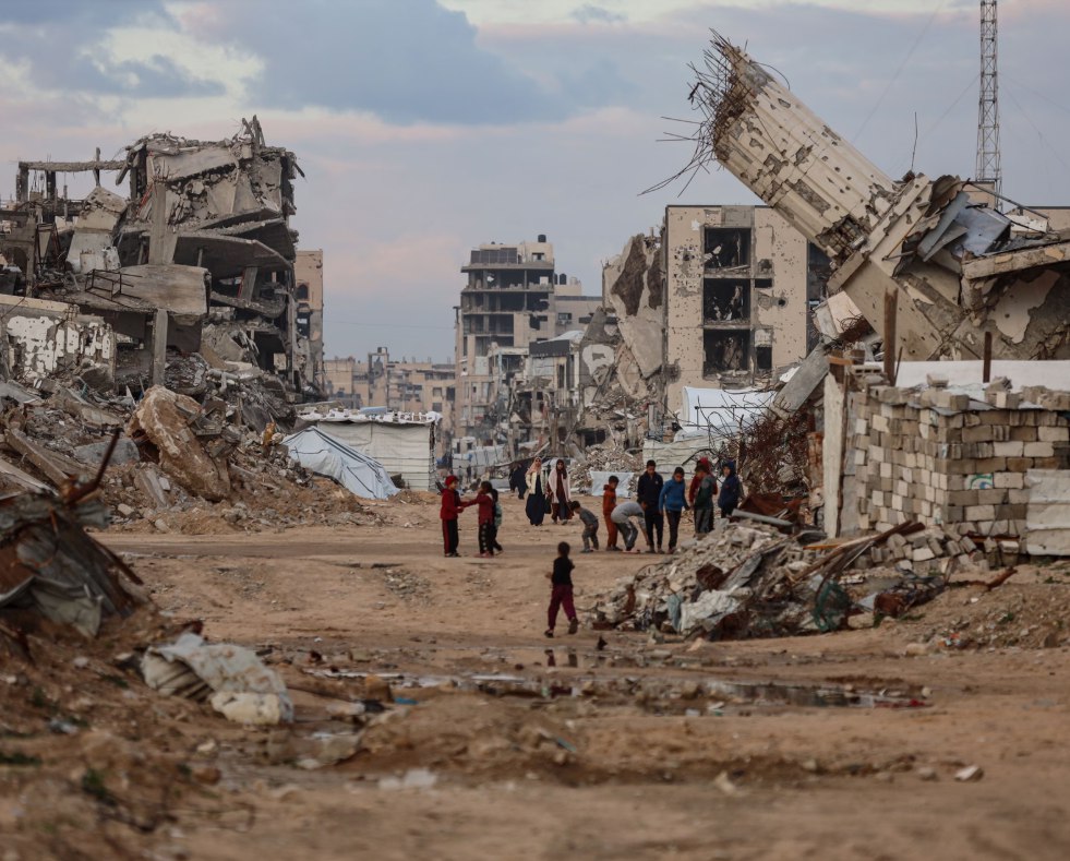 Pengeboman Israel terhadap Gaza telah berkurang tetapi belum berhenti. Sementara itu, AS telah mengumumkan dimulainya fase kedua gencatan senjata Gaza, termasuk pembentukan komite teknokrat Palestina (14/1). Israel telah melanggar gencatan senjata yang dimediasi AS lebih dari 1.190 kali sejak diberlakukan pada bulan Oktober, membunuh lebih dari 400 warga Palestina, dan menghalangi bantuan kemanusiaan penting memasuki wilayah tersebut. (Omar Ashtawy/APAImages/ Al Jazeera/ The Guardian)