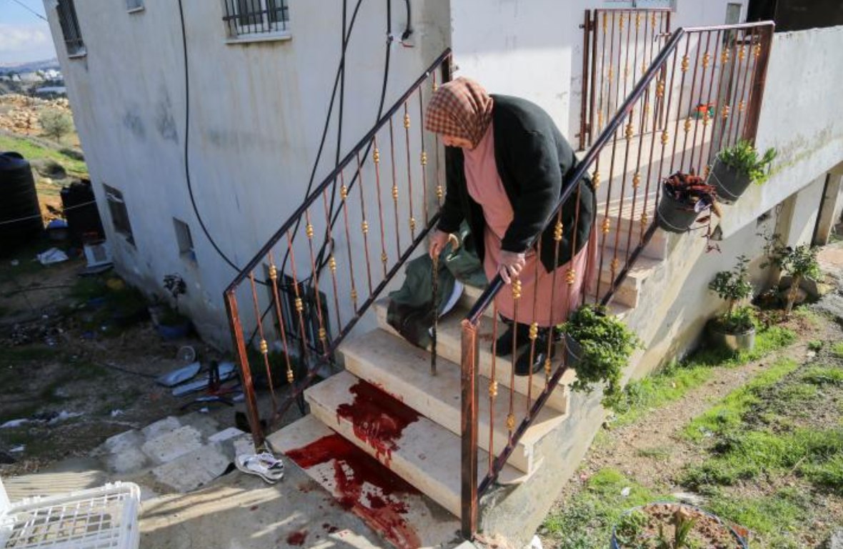 Fawzia al-Fasfous memandangi bercak darah putranya, Khaled al-Fasfous, 38 tahun, yang ditembak oleh pasukan Israel saat penangkapannya di Dura, Al-Khalil (Hebron), Tepi Barat (15/1). Mereka mencegah tim ambulans untuk menjangkaunya sebelum menahannya. Israel tidak memberi tahu alasan penangkapannya kepada keluarga. (Mosab Shawer/ ActiveStill/ WAFA/ Sada News)